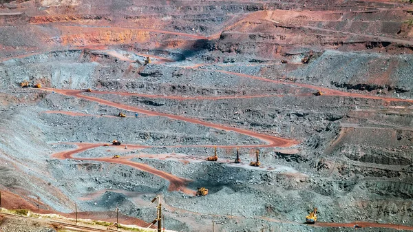 Iron ore extraction in the quarry of the Mikhailovsky mining and processing plant — Stock Photo, Image