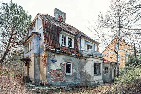 Покинутий будинок, культурна спадщина в Калінінграді, Росія. Будинок, побудований в Кенігсберзі. — стокове фото