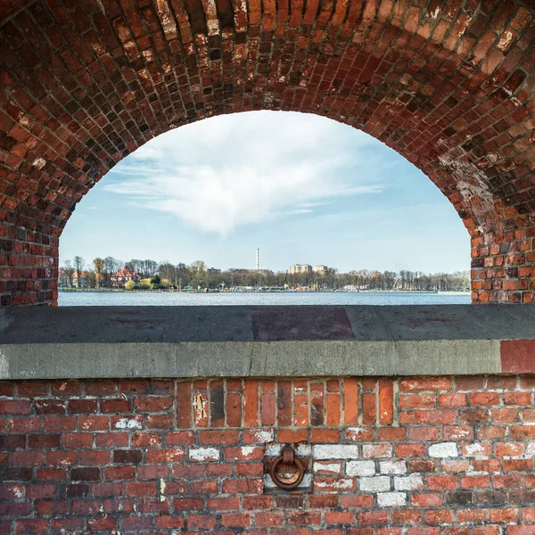 Blick auf Kaliningrad, Russland durch das Fenster einer alten Verteidigungsanlage — Stockfoto