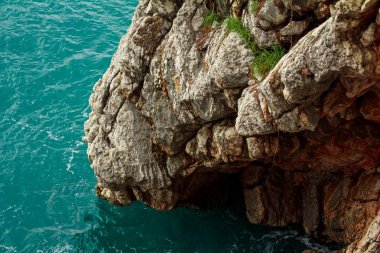 Adriyatik Denizi kıyısında dalgaları