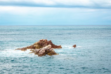 Adriyatik Denizi kıyısında dalgaları