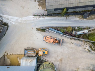 Endüstriyel madencilik için çakıl ocağındaki tekerlek yükleyicisinin hava görüntüsü.