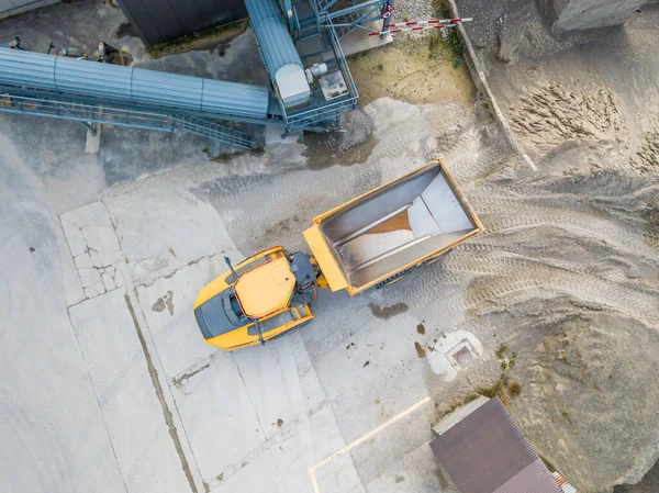 岩や砂の採掘のための工業用ピット内のダンパートラックの空中ビュー — ストック写真