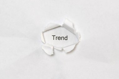 Kağıttaki yara deliğinden geçen beyaz izole arkaplan üzerindeki kelime eğilimi.