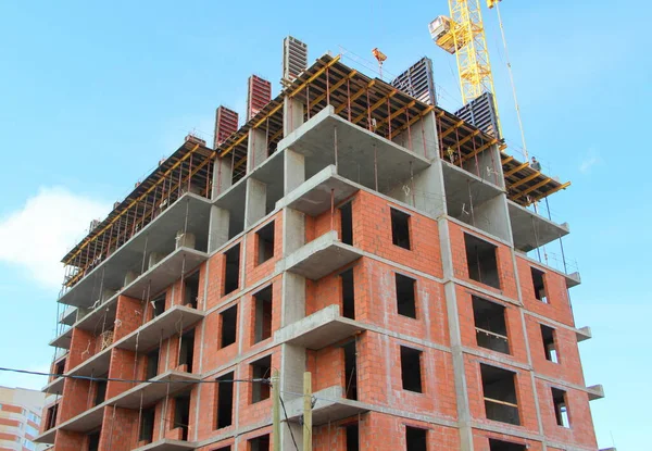 Prédio Apartamentos Vários Andares Está Sendo Construído Com Tijolos Concreto — Fotografia de Stock