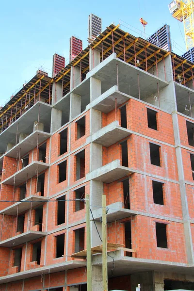 Gebaut Wird Ein Mehrstöckiges Mehrfamilienhaus Mit Ziegeln Und Beton Bau — Stockfoto