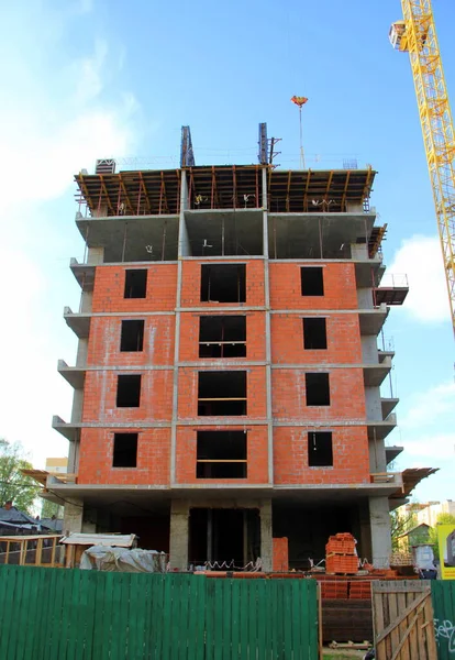 Vícepodlažní Činžovní Dům Postaven Cihel Betonu Výstavba Budovy Proti Modré — Stock fotografie
