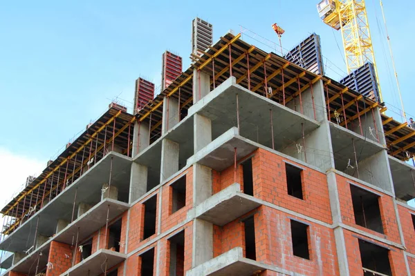 Gebaut Wird Ein Mehrstöckiges Mehrfamilienhaus Mit Ziegeln Und Beton Bau — Stockfoto