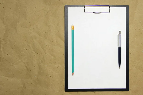 Планшет Білим Листом Ручкою Олівцем Бежевому Ремісничому Папері Концепція Нових — стокове фото
