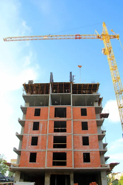 Gebaut Wird Ein Mehrstöckiges Mehrfamilienhaus Mit Ziegeln Und Beton Bau — Stockfoto