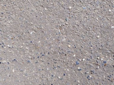 Arkaplan için sert taş ve çimento dokusu ve metin ve tasarım için boş alanı olan duvar kağıdı. Çatlak ve çukurları olan gri düzensiz bir arkaplan