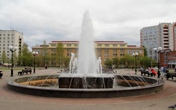 Fontaine Sur Fond Environnement Urbain Été Ville Syktyvkar Russie Photo — Photo