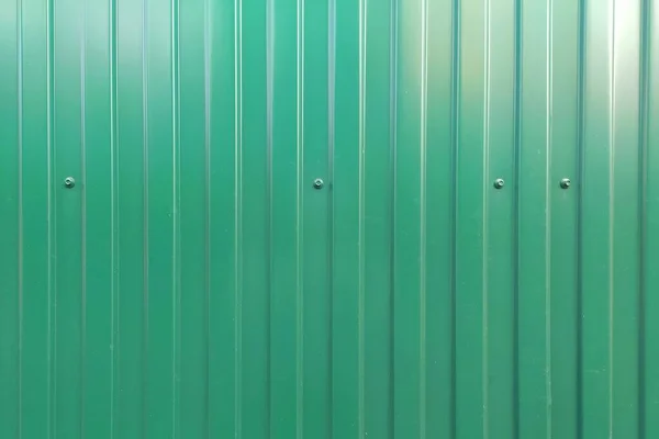 Íves Hullámvasból Készült Zöld Kerítés Csavarokhoz Van Erősítve Szöveg Tervezés — Stock Fotó