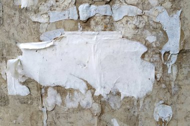 Yapıştırılmış reklamların kağıt parçalarıyla dolu bir duvar. Retro beton eskimiş duvar dokusu. Tasarım şablonu.
