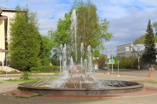 夏の都市環境 ロシアのSyktyvkar市を背景に噴水 テキストとデザインのための空のスペースとストックフォト — ストック写真