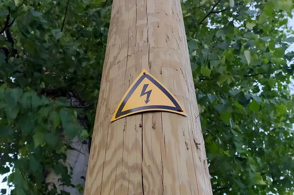 Sign Danger Electric Shock Wooden Pole Black Lightning Yellow Triangle — Stock Photo, Image