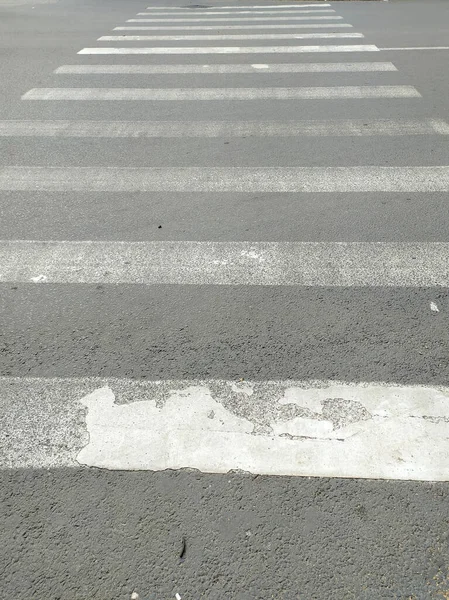 Cruce Peatonal Por Carretera Blancas Rayas Viejas Gastadas Asfalto Concepto —  Fotos de Stock