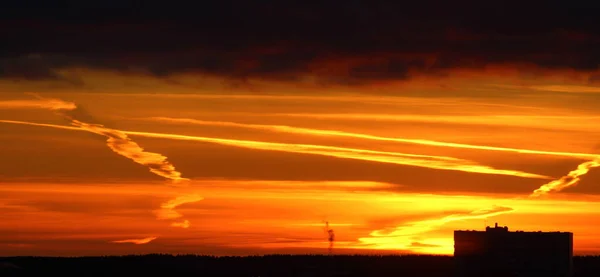 Солнце Горизонтом Облака Огненном Ярко Оранжевом Небе Закате Рассвете Освещенном — стоковое фото