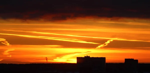 Солнце Горизонтом Облака Огненном Ярко Оранжевом Небе Закате Рассвете Освещенном — стоковое фото