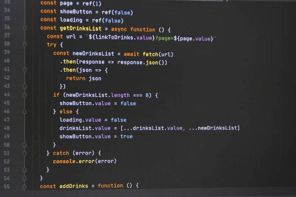 Program siyah ekrandaki Javascript kodu. Web sitesi, internet, siber güvenlik, hackleme ve yazılım kavramı.
