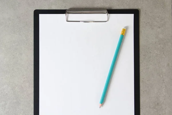 白纸模板 简单铅笔 浅灰混凝土背景 黑色平板 新概念 业务计划和战略 内容的开发和实施 带有空白文字空间的库存照片 — 图库照片