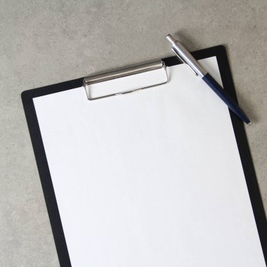 Beyaz kağıt şablonu açık gri arka plan üzerinde tükenmez kalemle siyah bir tablet içinde şarjörlü. Yeni fikir, iş planı ve strateji kavramı, içeriğin geliştirilmesi ve uygulanması. Metin için boş alanı olan stok fotoğrafı.