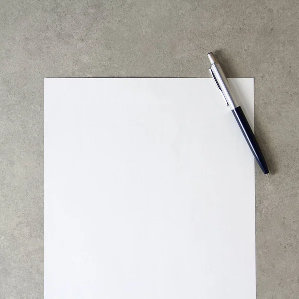 Modèle Papier Blanc Avec Stylo Bille Sur Fond Béton Gris — Photo