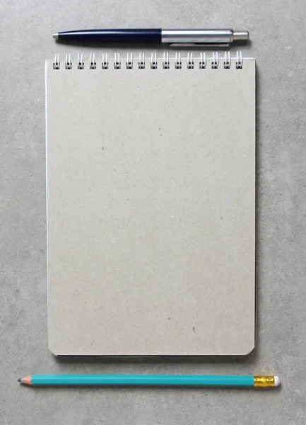Zápisník Listem Řemeslného Papíru Kuličkovým Perem Jednoduchou Zelenou Grafitovou Tužkou — Stock fotografie