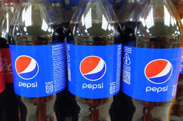 Syktyvkar Russia 2020 Продукти Pepsi Виставлені Продуктовому Магазині Pepsi Company — стокове фото