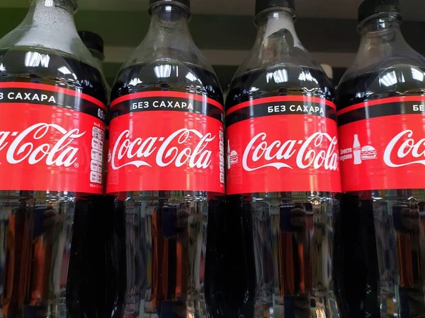 Syktyvkar Росія 2020 Супермаркет Внутрішнього Безалкогольного Напою Показує Coca Cola — стокове фото