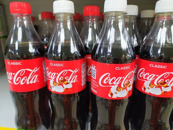 Syktyvkar Rússia 2020 Corredor Interno Refrigerantes Supermercado Mostrando Coca Cola — Fotografia de Stock