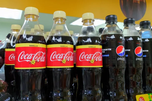Syktyvkar Oroszország 2020 Pepsi Coca Cola Termékek Kiállítva Egy Élelmiszerboltban — Stock Fotó