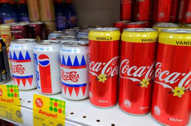 Syktyvkar, Rusya -13.33.2020: Pepsi ve Coca Cola ürünleri bir bakkalda sergileniyor. Pepsi Şirketi dünyadaki en iyi gazoz üreticisi. Yüksek kalite fotoğraf