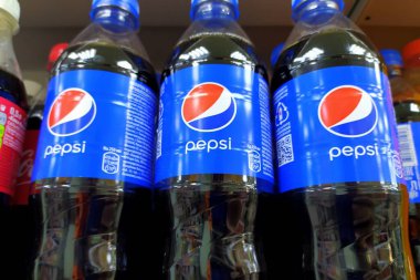 Syktyvkar, Rusya -13.33,2020: Pepsi ürünleri bir bakkalda sergileniyor. Pepsi Şirketi dünyadaki en iyi gazoz üreticisi. Yüksek kalite fotoğraf