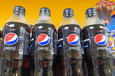 Syktyvkar, Rusya -13.33,2020: Pepsi ürünleri bir bakkalda sergileniyor. Pepsi Şirketi dünyadaki en iyi gazoz üreticisi. Yüksek kalite fotoğraf