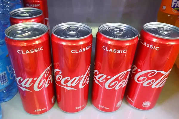 Syktyvkar Oroszország 2020 Szupermarket Belső Üdítőital Folyosó Coca Cola Műanyag — Stock Fotó