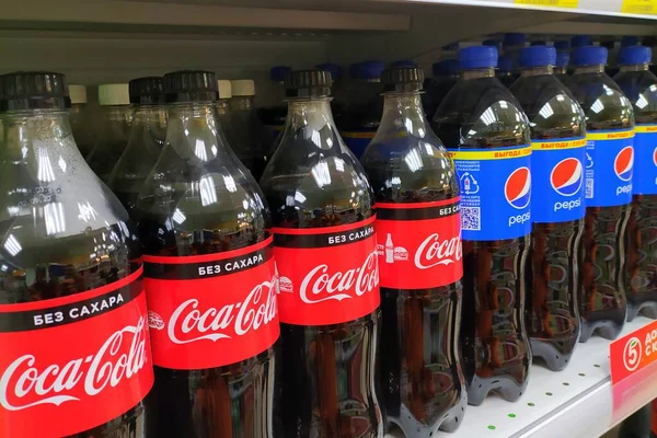 Syktyvkar Rusia 2020 Pepsi Coca Cola Exhiben Una Tienda Comestibles —  Fotos de Stock