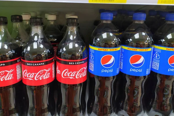 Сыктывкар Россия 2020 Продукты Pepsi Coca Cola Представлены Продуктовом Магазине — стоковое фото