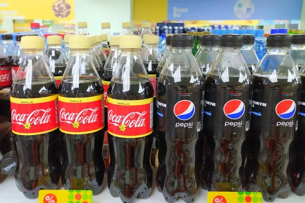 Syktyvkar Oroszország 2020 Pepsi Coca Cola Termékek Kiállítva Egy Élelmiszerboltban — Stock Fotó