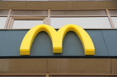 13.11.2020 Syktyvkar, Rusya, sarı büyük harf M, fast food restoranı McDonalds tabelası. Web ve yazdırma için stok fotoğrafı. 