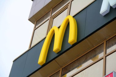 13.11.2020 Syktyvkar, Rusya, sarı büyük harf M, fast food restoranı McDonalds tabelası. Web ve yazdırma için stok fotoğrafı. 