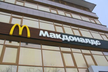 13.11.2020 Syktyvkar, Rusya, sarı büyük harf M, fast food restoranı McDonalds tabelası ve Rusça yazılmış bir yazı. Web ve yazdırma için stok fotoğrafı. 