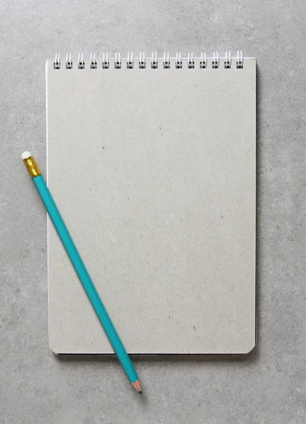 Carnet Printemps Avec Une Feuille Papier Artisanal Avec Simple Crayon — Photo