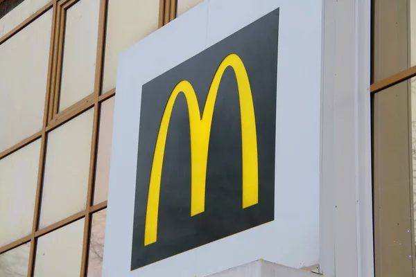 2020 Syktyvkar Rusia Mayúscula Amarilla Letrero Restaurante Comida Rápida Mcdonalds — Foto de Stock