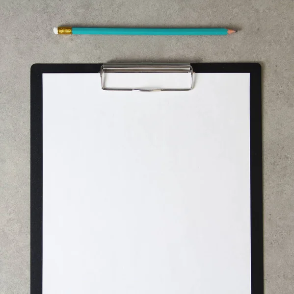 Szablon Białego Papieru Prostym Ołówkiem Jasnoszare Betonowe Tło Czarnej Tabletce — Zdjęcie stockowe