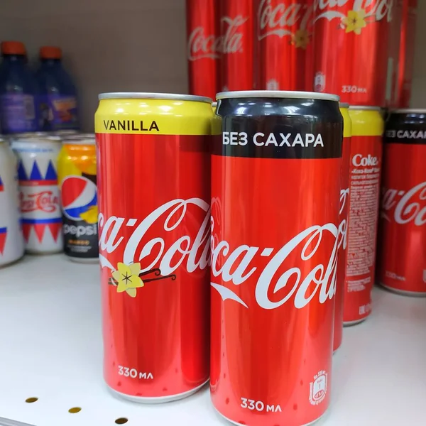 Syktyvkar Oroszország 2020 Szupermarket Belső Üdítőital Folyosó Coca Cola Műanyag — Stock Fotó