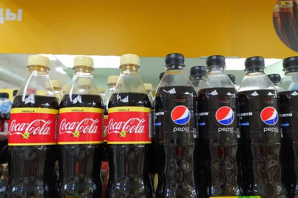 Сыктывкар Россия 2020 Продукты Pepsi Coca Cola Представлены Продуктовом Магазине — стоковое фото