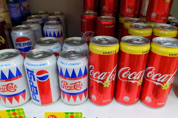 Syktyvkar Rússia 2020 Pepsi Coca Cola Produtos Exposição Uma Mercearia — Fotografia de Stock