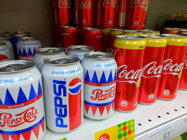 Syktyvkar Rusia 2020 Pepsi Coca Cola Exhiben Una Tienda Comestibles — Foto de Stock