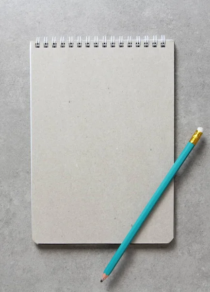 Carnet Printemps Avec Une Feuille Papier Artisanal Avec Simple Crayon — Photo